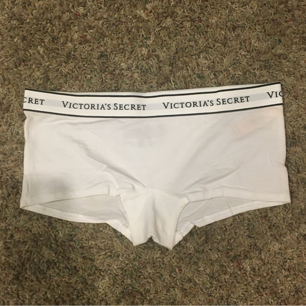 VICTORIA SECRET BOYSHORT UNDERWEAR NWT